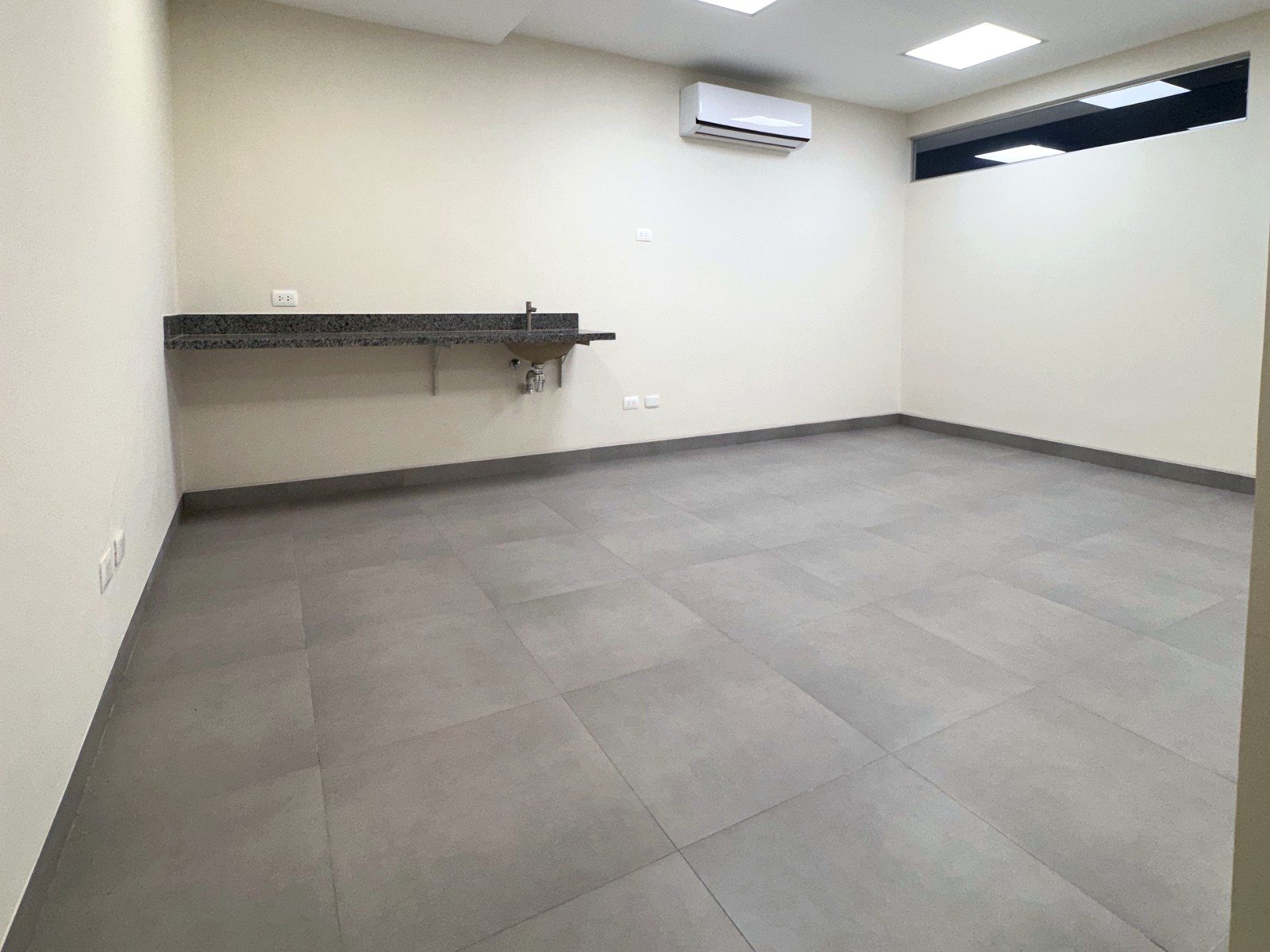 Consultorio a estrenar · Epic Plaza galería 1