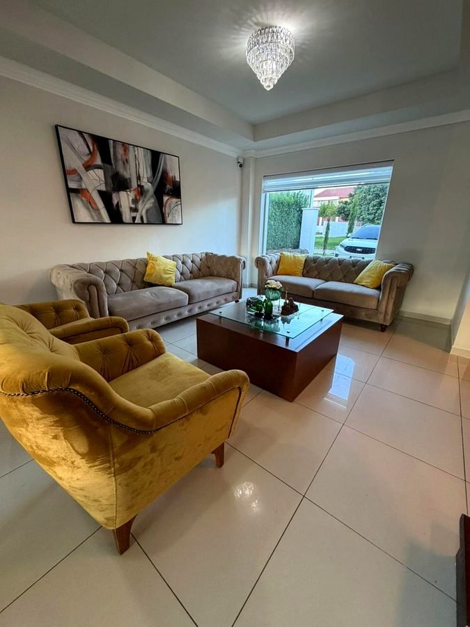 Interior living casa en condominio Urubó Santa Cruz